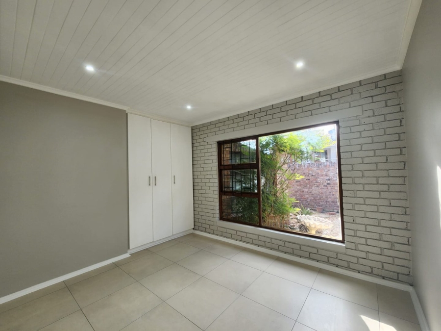 5 Bedroom Property for Sale in Loerie Park Western Cape